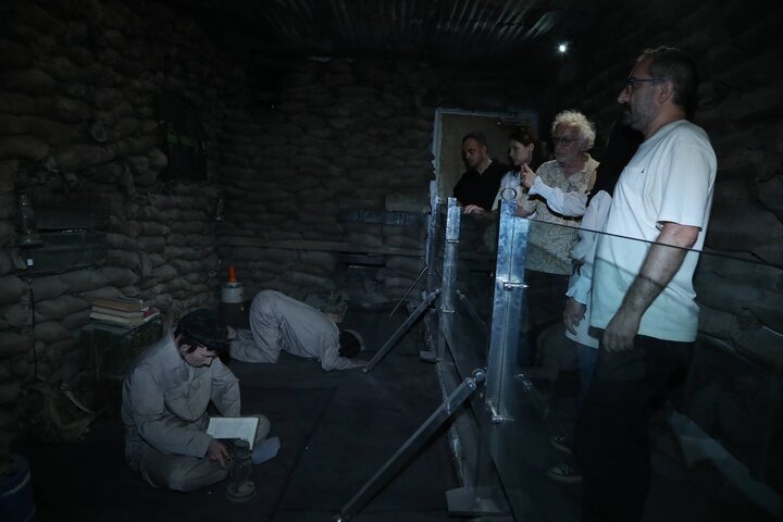 تصاویر/ بازدید خبرنگاران بین‌المللی مراسم تشییع رهبر شهید از موزه دفاع مقدس