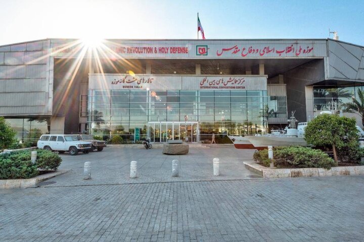 تصاویر/ بازدید خبرنگاران بین‌المللی مراسم تشییع رهبر شهید از موزه دفاع مقدس