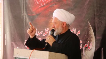حضور در تشییع رهبر شهید، صف‌آرایی حسینیان در برابر یزیدیان زمان است