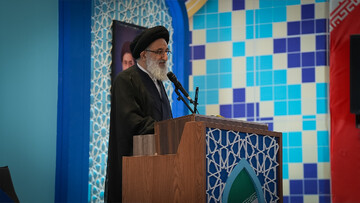 مشت گره‌کرده، نماد عظمت و قدرت ملت ایران است