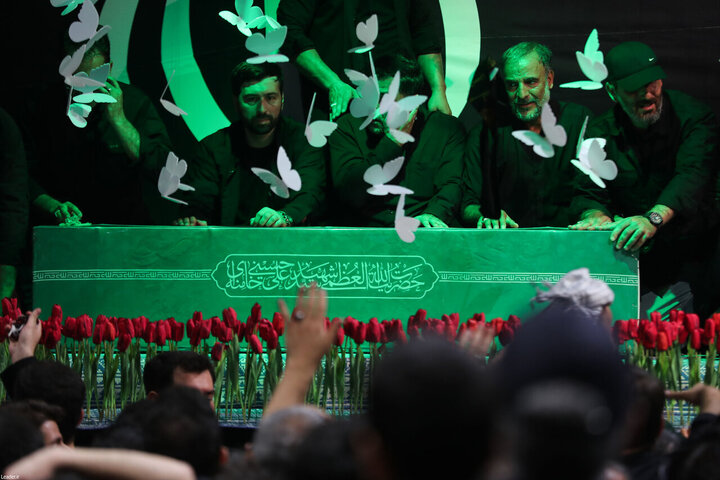 Photos/Cérémonie d’adieu au cercueil du dirigeant de la Révolution islamique près de l’Hosseinieh Imam Khomeiny
