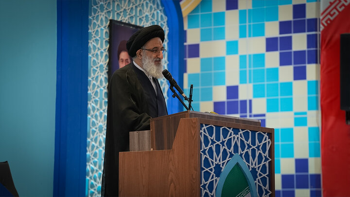 مشت گره‌کرده، نماد عظمت و قدرت ملت ایران است
