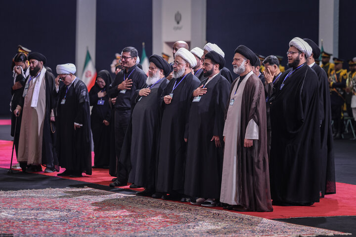 الضيوف الأجانب يؤدّون الاحترام للجثمان الطاهر للإمام الشهيد