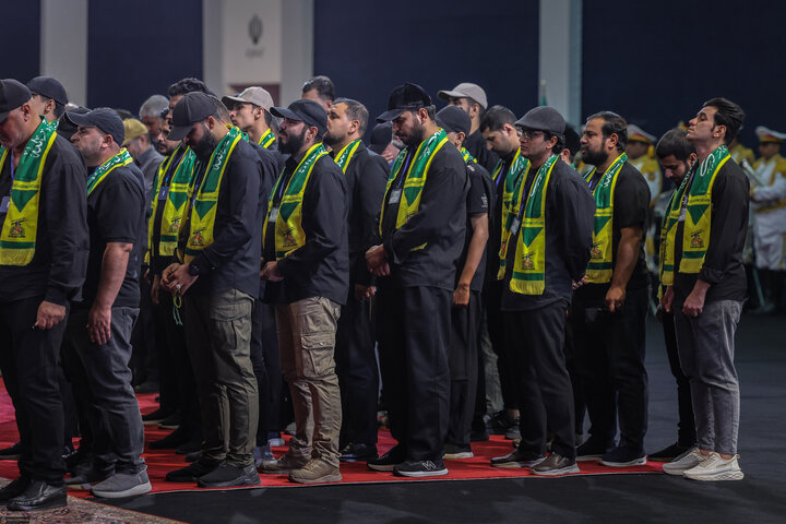 الضيوف الأجانب يؤدّون الاحترام للجثمان الطاهر للإمام الشهيد