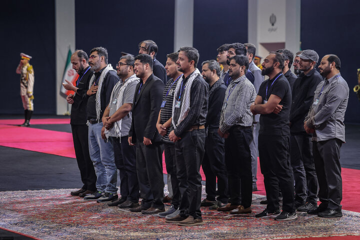 الضيوف الأجانب يؤدّون الاحترام للجثمان الطاهر للإمام الشهيد