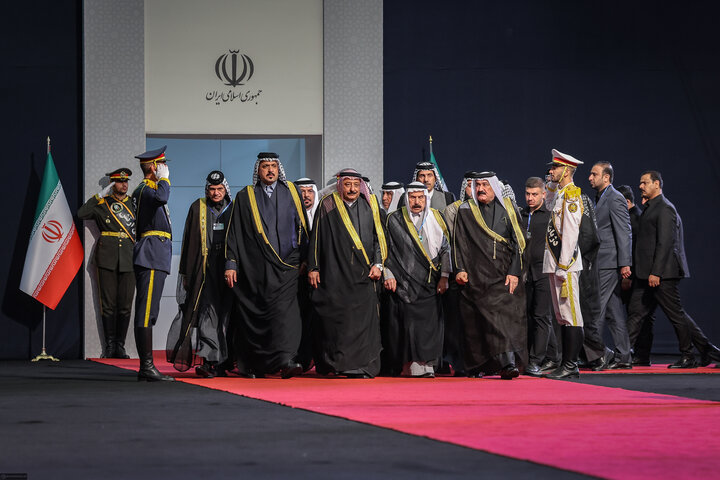 الضيوف الأجانب يؤدّون الاحترام للجثمان الطاهر للإمام الشهيد