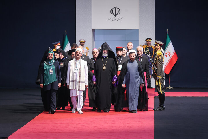 الضيوف الأجانب يؤدّون الاحترام للجثمان الطاهر للإمام الشهيد