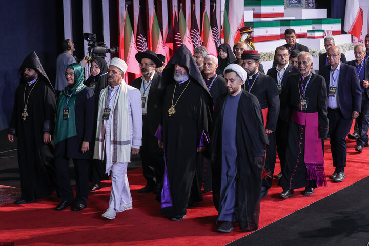 الضيوف الأجانب يؤدّون الاحترام للجثمان الطاهر للإمام الشهيد
