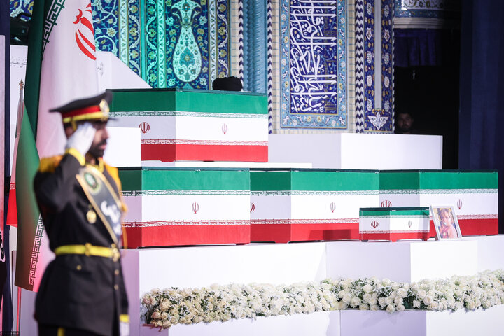 الضيوف الأجانب يؤدّون الاحترام للجثمان الطاهر للإمام الشهيد