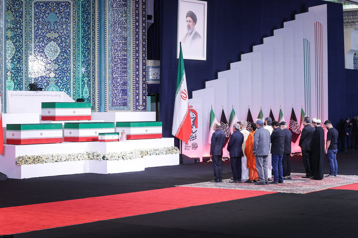 الضيوف الأجانب يؤدّون الاحترام للجثمان الطاهر للإمام الشهيد
