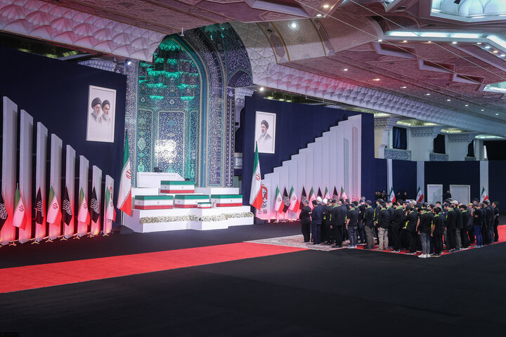 الضيوف الأجانب يؤدّون الاحترام للجثمان الطاهر للإمام الشهيد