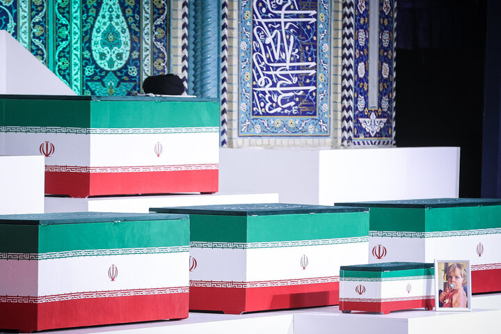 الضيوف الأجانب يؤدّون الاحترام للجثمان الطاهر للإمام الشهيد