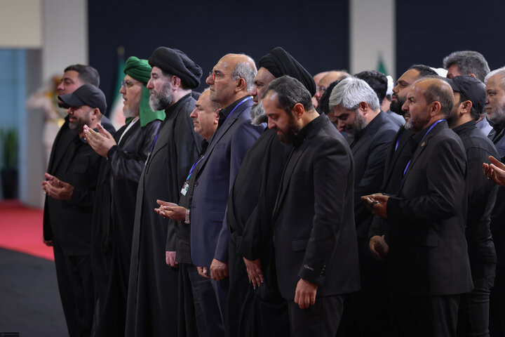 الضيوف الأجانب يؤدّون الاحترام للجثمان الطاهر للإمام الشهيد