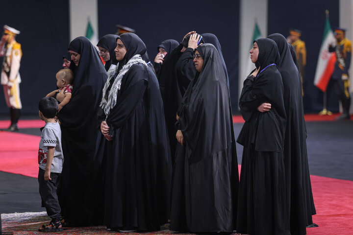 الضيوف الأجانب يؤدّون الاحترام للجثمان الطاهر للإمام الشهيد