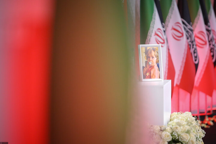 الضيوف الأجانب يؤدّون الاحترام للجثمان الطاهر للإمام الشهيد