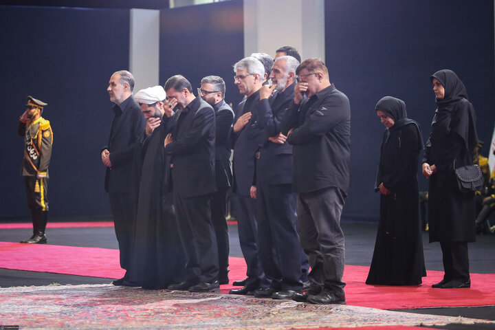 الضيوف الأجانب يؤدّون الاحترام للجثمان الطاهر للإمام الشهيد