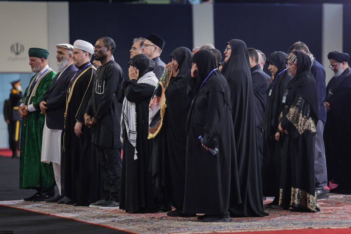 الضيوف الأجانب يؤدّون الاحترام للجثمان الطاهر للإمام الشهيد