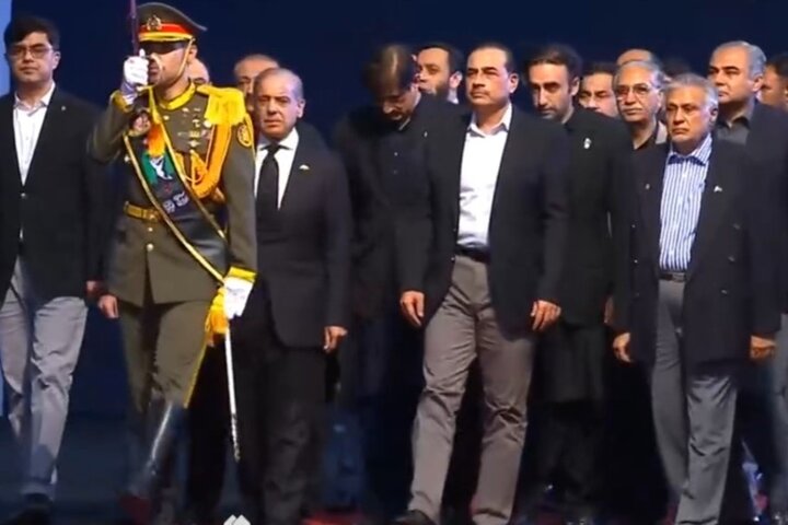 ویڈیو / پاکستان کے اعلی ترین سطحی وفد کی رہبر شہید (رہ) کی آخری رسومات میں شرکت
