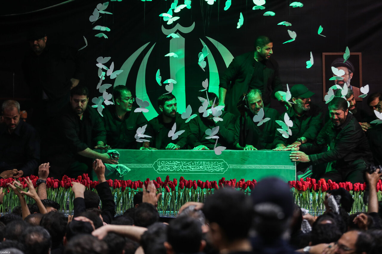 تصاویر/ مراسم وداع با پیکر رهبر شهید انقلاب اسلامی در جوار حسینیه امام خمینی(ره)