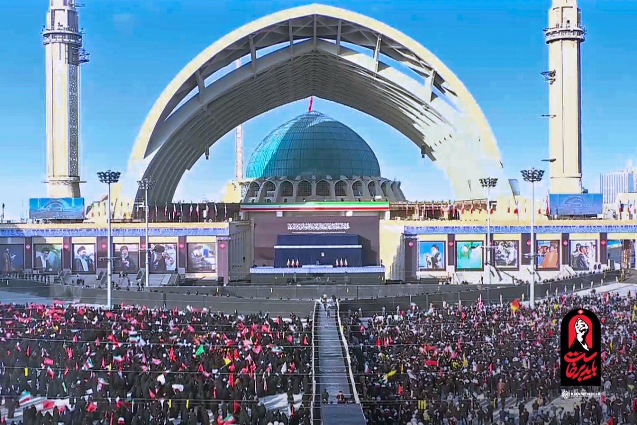 شاهد.. حشود مليونية في مصلّى الإمام الخميني تهتف: "يا لثارات القائد الشهيد"