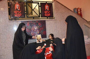 تصاویر/ آماده‌سازی حسینیه‌ میناب ۱۶۸ برای میزبانی از شرکت کنندگان مراسم تشییع رهبر شهید