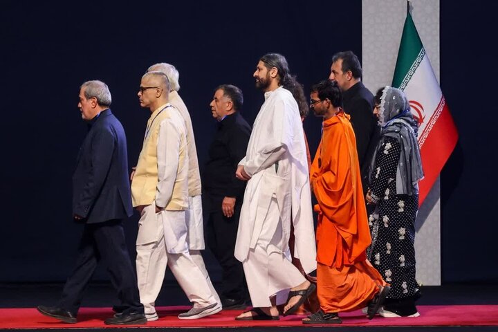 বিভিন্ন দেশের উচ্চপদস্থ কর্মকর্তা ও গুরুত্বপূর্ণ ব্যক্তিত্বদের ইমাম খোমেইনির মুসাল্লায় আগমন/শহীদ ইসলামী বিপ্লবের নেতাকে শ্রদ্ধাঞ্জলি/ছবি
