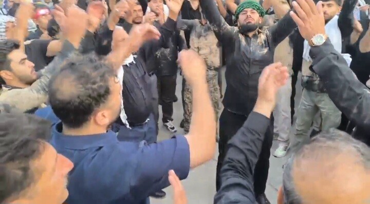 فیلم/ عزاداری لرستانی ها در ورودی درب مصلای امام خمینی (ره)