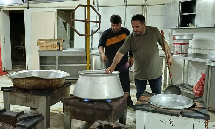 تصاویر/ آماده‌سازی حسینیه‌ میناب ۱۶۸ برای میزبانی از شرکت کنندگان مراسم تشییع رهبر شهید