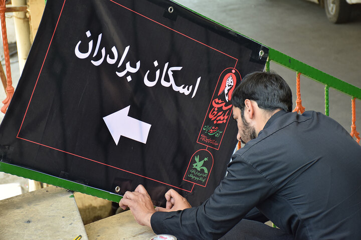 تصاویر/ آماده‌سازی حسینیه‌ میناب ۱۶۸ برای میزبانی از شرکت کنندگان مراسم تشییع رهبر شهید