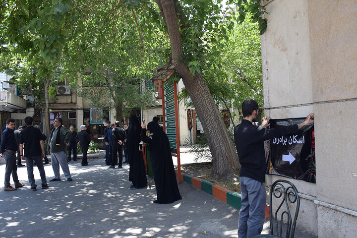 تصاویر/ آماده‌سازی حسینیه‌ میناب ۱۶۸ برای میزبانی از شرکت کنندگان مراسم تشییع رهبر شهید