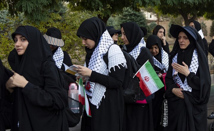 تصاویر/ اعزام کاروان پیاده‌ دانشگاهیان البرز برای حضور در مراسم وداع و تشییع رهبر شهید انقلاب