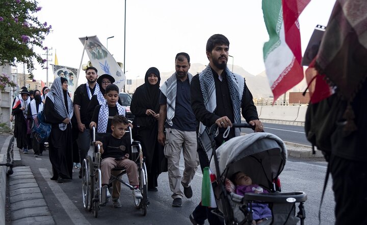 تصاویر/ اعزام کاروان پیاده‌ دانشگاهیان البرز برای حضور در مراسم وداع و تشییع رهبر شهید انقلاب