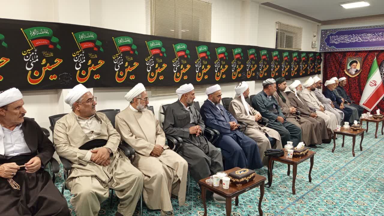 دیدار روحانیون اهل سنت آذربایجان غربی با نماینده ولی فقیه در استان پیش از عزیمت به مراسم وداع با قائد شهید + تصاویر