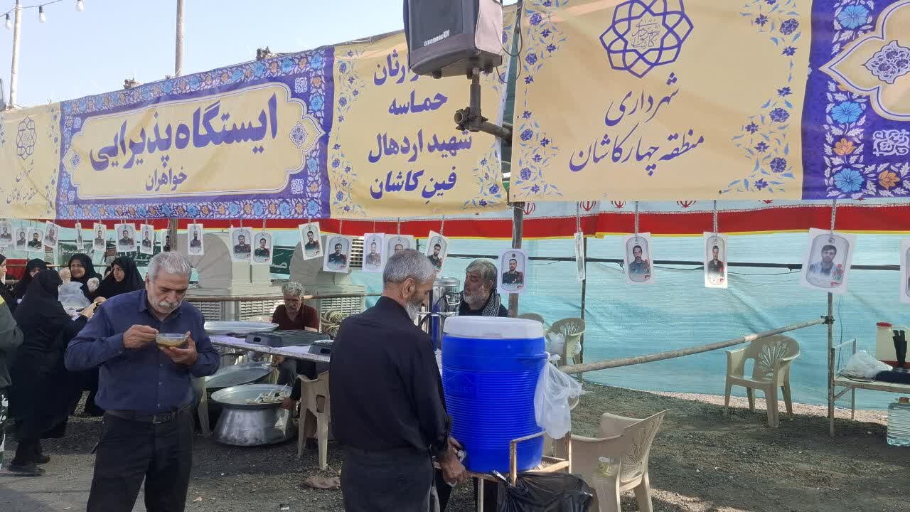خدمت رسانی موکب وارثان شهید اردهال به ۳ هزار زائر مراسم تشییع پیکر رهبر شهید+تصاویر