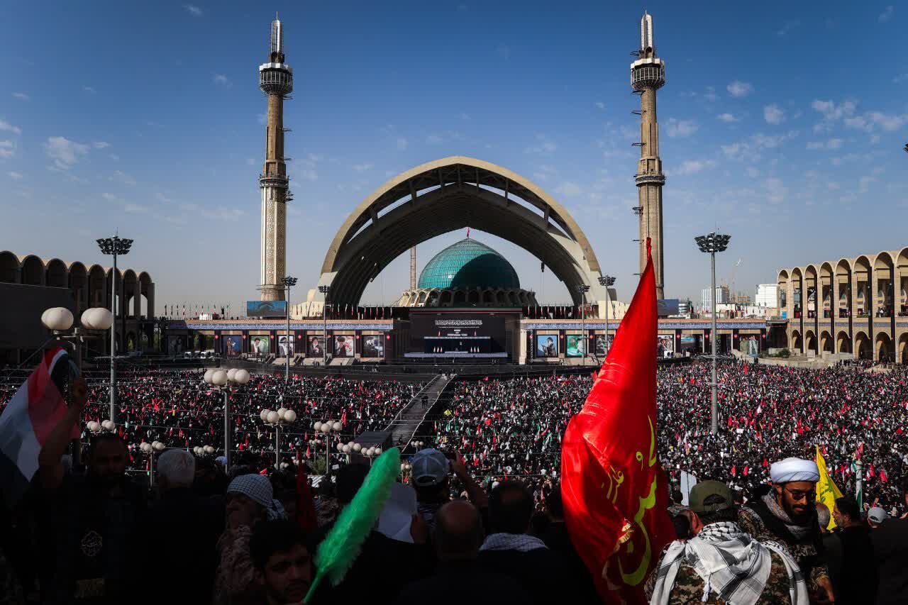 «لبيك أيها السيد مجتبى».. هتافُ الجماهير في مراسم الوداع المهيب لقائد الثورة الشهيد (فيديو)