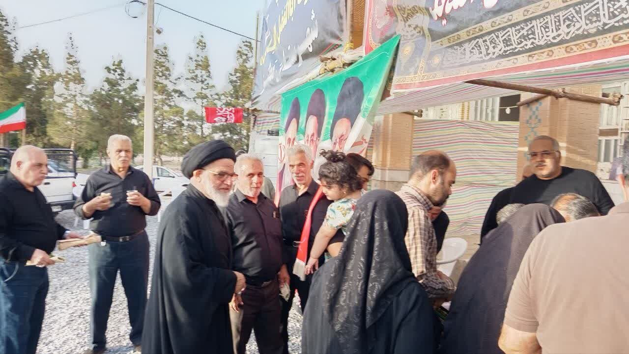 خدمت‌رسانی موکب حضرت ابوالفضل(ع) نطنز به زائران تشییع امام شهید