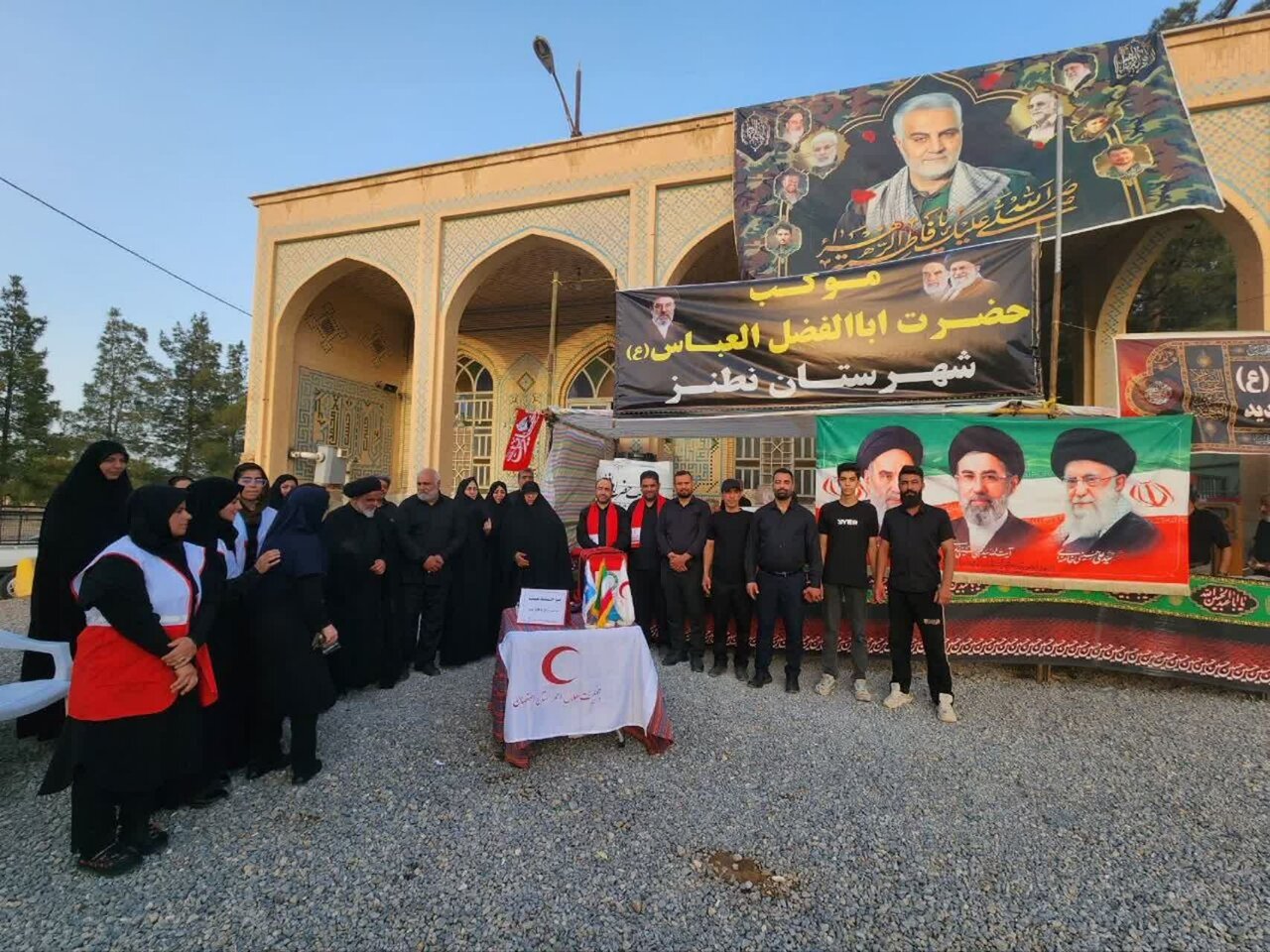 خدمت‌رسانی موکب حضرت ابوالفضل(ع) نطنز به زائران تشییع امام شهید