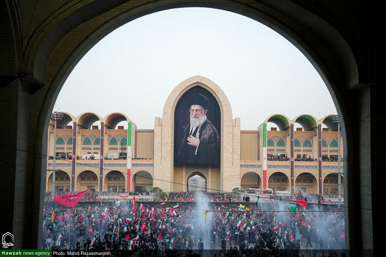 Photos/Iran: la population rend hommage au guide martyr Ayatollah Seyed Ali Khamenei à la Mosquée Imam Khomeini