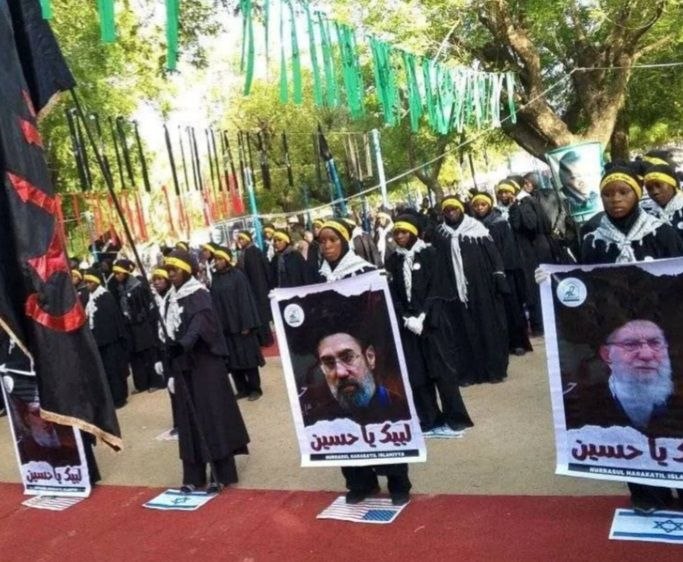 تشييع رمزي لقائد الثورة الشهيد بمشاركة واسعة في نيجيريا (فيديو وصور)