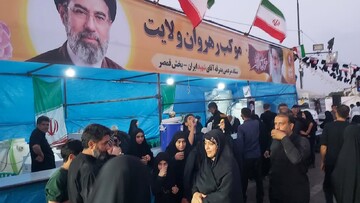 تصاویر/ خدمات رسانی موکب جهادی «رهروان ولایت بخش قمصر »  به زائران مراسم تشییع رهبر شهید