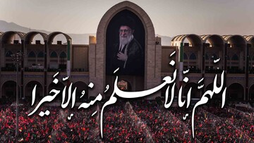 حال و هوای مردم هنگام اقامه نماز بر پیکر رهبر شهید