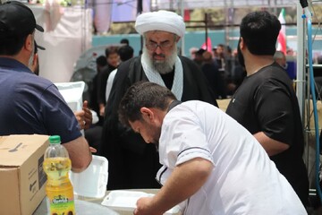 فیلم | خدمت رسانی امام جمعه ملایر به عزاداران رهبر شهید انقلاب در مصلای بزرگ تهران