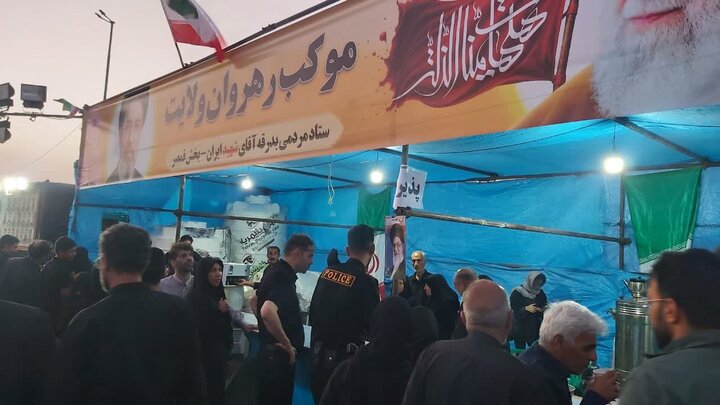 تصاویر/ خدمات رسانی موکب جهادی «رهروان ولایت بخش قمصر »  به زائران مراسم تشییع پیکر رهبر شهید
