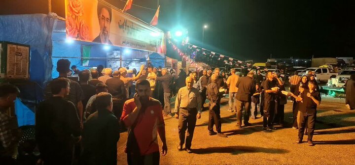 تصاویر/ خدمات رسانی موکب جهادی «رهروان ولایت بخش قمصر »  به زائران مراسم تشییع پیکر رهبر شهید
