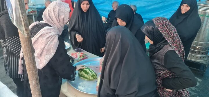 تصاویر/ خدمات رسانی موکب جهادی «رهروان ولایت بخش قمصر »  به زائران مراسم تشییع پیکر رهبر شهید