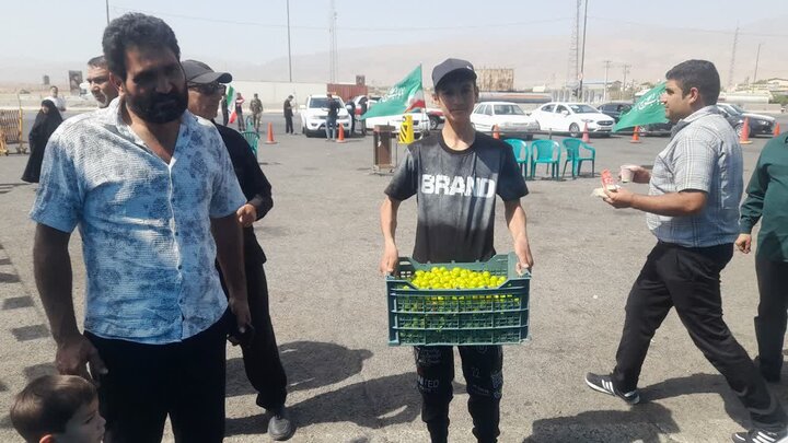 تصاویر/ خدمات رسانی موکب جهادی «رهروان ولایت بخش قمصر »  به زائران مراسم تشییع پیکر رهبر شهید