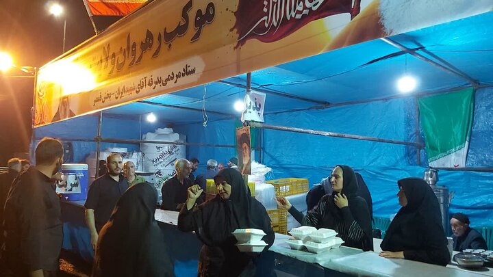 تصاویر/ خدمات رسانی موکب جهادی «رهروان ولایت بخش قمصر »  به زائران مراسم تشییع پیکر رهبر شهید