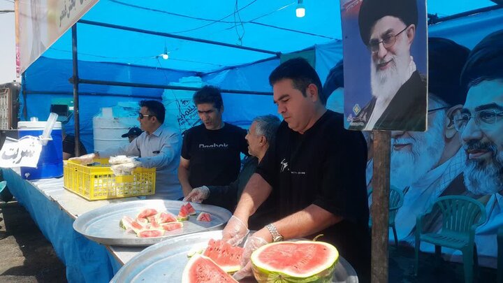 تصاویر/ خدمات رسانی موکب جهادی «رهروان ولایت بخش قمصر »  به زائران مراسم تشییع پیکر رهبر شهید