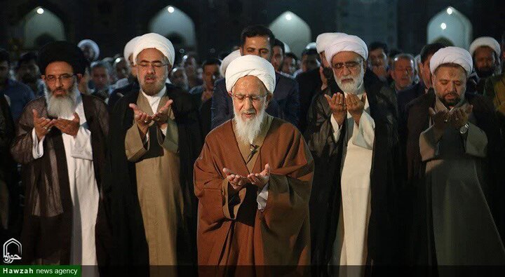 Ayatullah al-Udhma Jawadi Amuli Ataongoza Swala ya Maiti Juu ya Mwili wa Kiongozi Shahidi wa Iran Jijini Qum