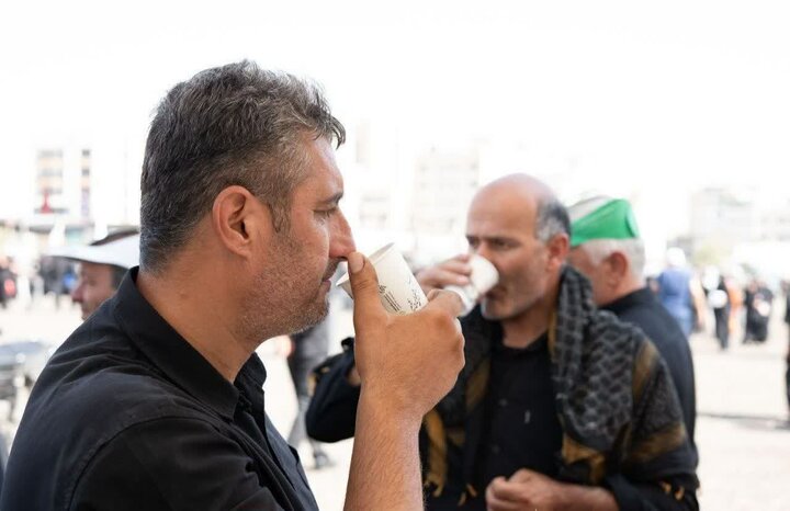تصاویر/ برپایی موکب چایخانه «امام مهربانی ها»ی جویبار، جهت میزبانی از بدرقه کنندگان رهبر شهید (ره) در تهران